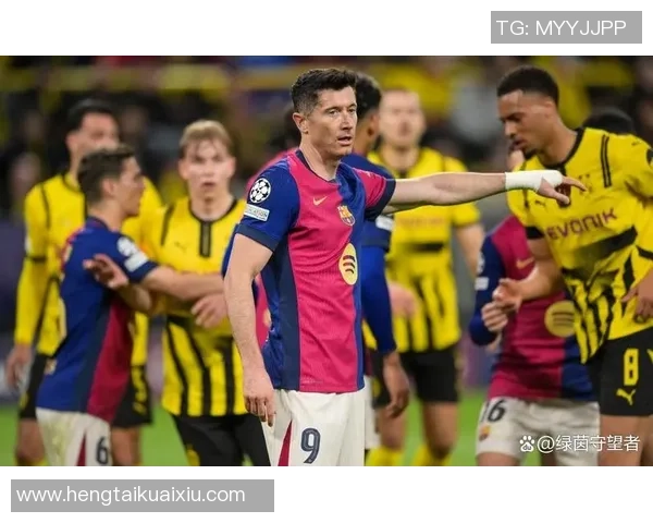 足球明星在比赛中意外倒地瞬间引发全场关注与热议 足球明星在比赛中意外倒地瞬间引发全场关注与热议