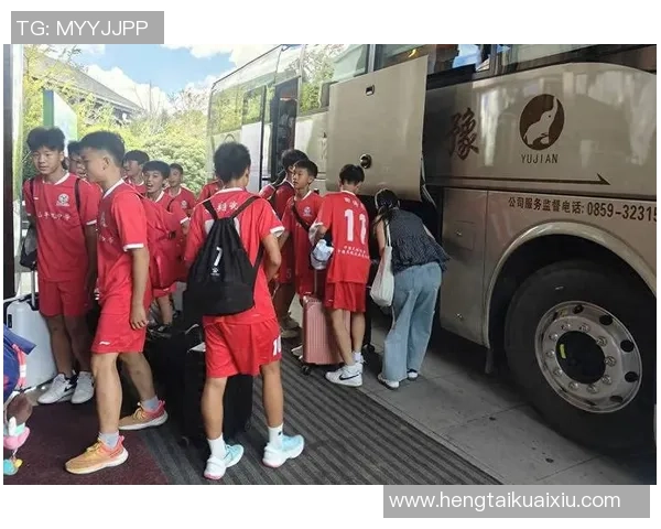 足球明星大巴车盛装出发球迷热情高涨共迎精彩赛事 足球明星大巴车盛装出发球迷热情高涨共迎精彩赛事